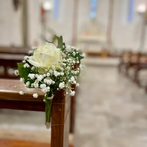 Bout de banc, bouquet de gypsophile et rose blanche