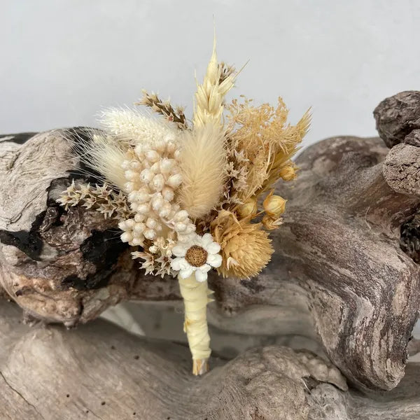 Uniques et façonnées avec soin dans notre Atelier proche de Biarritz, les Boutonnières en fleurs séchées par Chaton et Monsieur Ours sont le complément parfait pour vos accessoires de mariag
