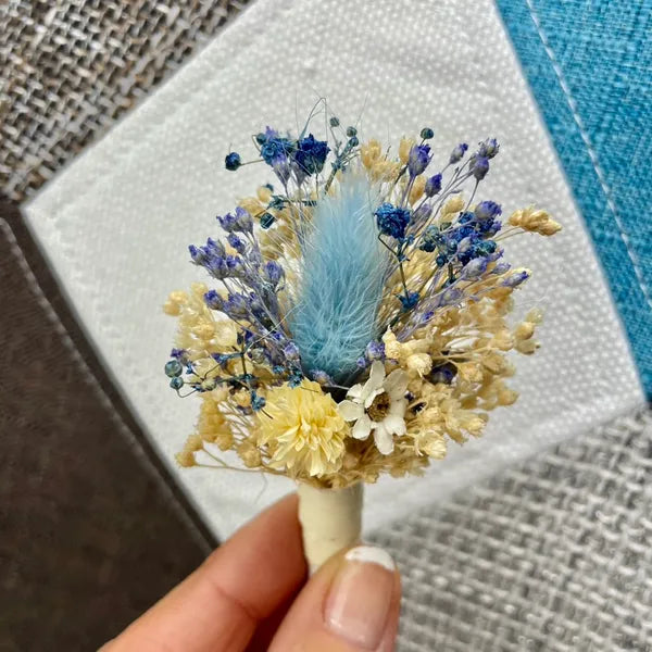 Uniques et façonnées avec soin dans notre Atelier proche de Biarritz, les Boutonnières en fleurs séchées par Chaton et Monsieur Ours sont le complément parfait pour vos accessoires de mariag