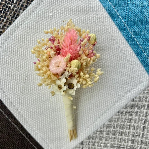 Uniques et façonnées avec soin dans notre Atelier proche de Biarritz, les Boutonnières en fleurs séchées par Chaton et Monsieur Ours sont le complément parfait pour vos accessoires de mariag