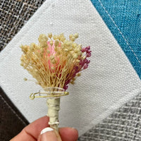 Uniques et façonnées avec soin dans notre Atelier proche de Biarritz, les Boutonnières en fleurs séchées par Chaton et Monsieur Ours sont le complément parfait pour vos accessoires de mariag