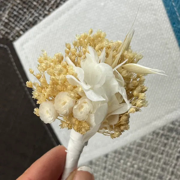 Uniques et façonnées avec soin dans notre Atelier proche de Biarritz, les Boutonnières en fleurs séchées par Chaton et Monsieur Ours sont le complément parfait pour vos accessoires de mariag