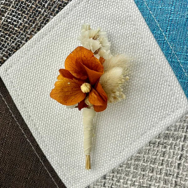 Uniques et façonnées avec soin dans notre Atelier proche de Biarritz, les Boutonnières en fleurs séchées par Chaton et Monsieur Ours sont le complément parfait pour vos accessoires de mariag