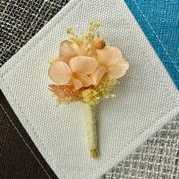 Uniques et façonnées avec soin dans notre Atelier proche de Biarritz, les Boutonnières en fleurs séchées par Chaton et Monsieur Ours sont le complément parfait pour vos accessoires de mariag