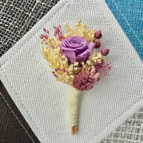 Uniques et façonnées avec soin dans notre Atelier proche de Biarritz, les Boutonnières en fleurs séchées par Chaton et Monsieur Ours sont le complément parfait pour vos accessoires de mariag