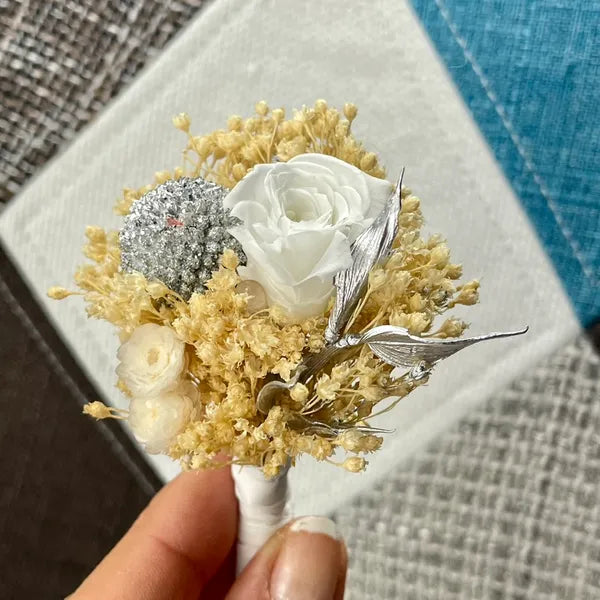 Uniques et façonnées avec soin dans notre Atelier proche de Biarritz, les Boutonnières en fleurs séchées par Chaton et Monsieur Ours sont le complément parfait pour vos accessoires de mariag