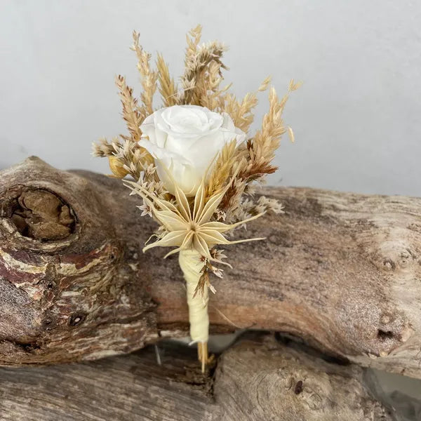 Uniques et façonnées avec soin dans notre Atelier proche de Biarritz, les Boutonnières en fleurs séchées par Chaton et Monsieur Ours sont le complément parfait pour vos accessoires de mariag