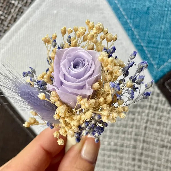 Uniques et façonnées avec soin dans notre Atelier proche de Biarritz, les Boutonnières en fleurs séchées par Chaton et Monsieur Ours sont le complément parfait pour vos accessoires de mariag