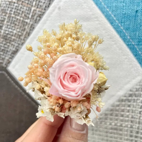 Uniques et façonnées avec soin dans notre Atelier proche de Biarritz, les Boutonnières en fleurs séchées par Chaton et Monsieur Ours sont le complément parfait pour vos accessoires de mariag