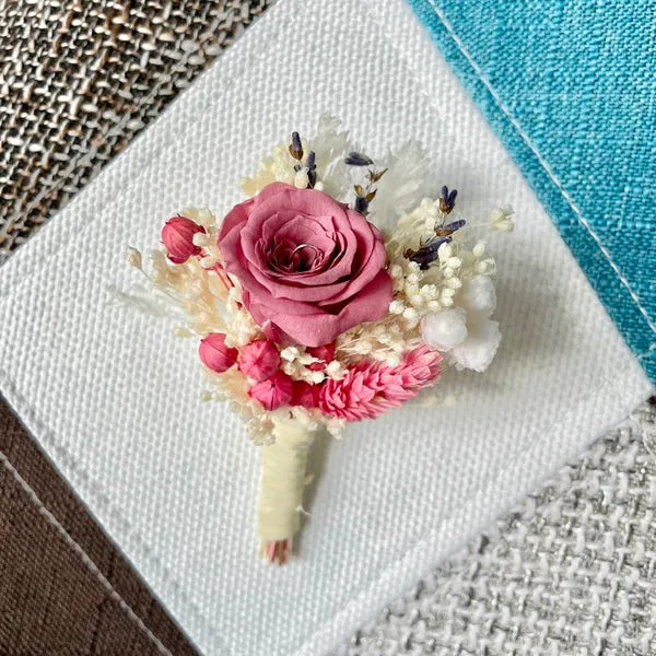 boutonnière - boutonnière mariage - boutonnière champêtre - boutonnière homme - boutonniere fleurs sechees - boutonnière marié - mariage boheme homme - accessoire mariage - accessoire mariage homme - mariage boheme - mariage boheme chic - mariage bohème champêtre - mariage bohème chic homme boutonnière boheme boutonniere  boutonniere violet boutonnière violette