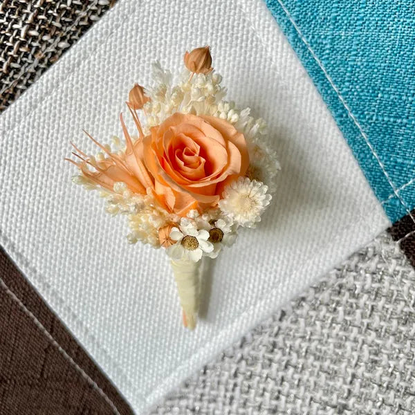 boutonnière - boutonnière mariage - boutonnière champêtre - boutonnière homme - boutonniere fleurs sechees - boutonnière marié - mariage boheme homme - accessoire mariage - accessoire mariage homme - mariage boheme - mariage boheme chic - mariage bohème champêtre - mariage bohème chic homme boutonnière orange 