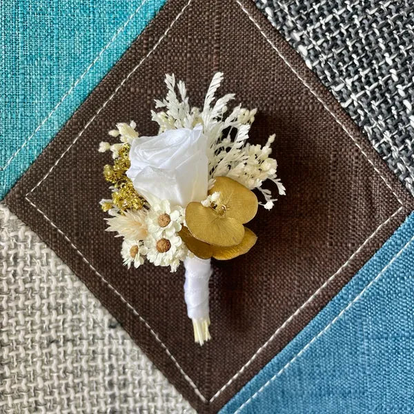 boutonnière - boutonnière mariage - boutonnière champêtre - boutonnière homme - boutonniere fleurs sechees - boutonnière marié - mariage boheme homme - accessoire mariage - accessoire mariage homme - mariage boheme - mariage boheme chic - mariage bohème champêtre - mariage bohème chic homme boutonnière blanche boutonnière beige boutonnière or