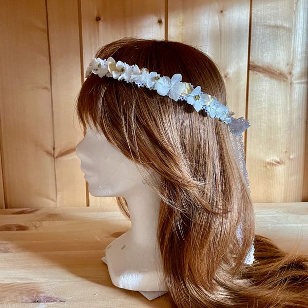 Accessoire cheveux en fleurs séchées pour Femme. couronne coiffure mariage - couronne pour cheveux mariage - couronne de cheveux mariage boheme - couronne fleurs mariage cheveux courts - couronne de fleurs cheveux coiffure mariage - accessoire mariage - accessoire mariage femme - accessoire mariage cheveux - mariage boheme - mariage boheme chic - mariage bohème champêtre couronne cheveux blanche couronne de cheveux blanche