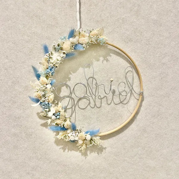L'idée cadeau parfaite , que ce soit pour une naissance, pour un anniversaire ou juste pour le plaisir ! Une jolie couronne avec ses teintes tendances, idéale pour une décoration murale  de chambre adultes et enfants, salon ou en décoration pour un mariage et bien d'autres événements.