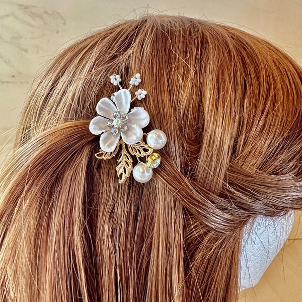 barrette cheveux mariage fleurs, barrette fleur, accessoire cheveux, fleur cheveux, peigne fleur, accessoire cheveux mariage, accessoire mariage, accessoire petite fille, accessoire fleur, fleur blanche, accessoires blanc cheveux, fleurs blanches cheveux, barrette cheveux femme, barrette cheveux fille, barrette mariage femme, barrette mariage dorée, accessoire cheveux 44, barrette cheveux 44, barrette tendance 2022