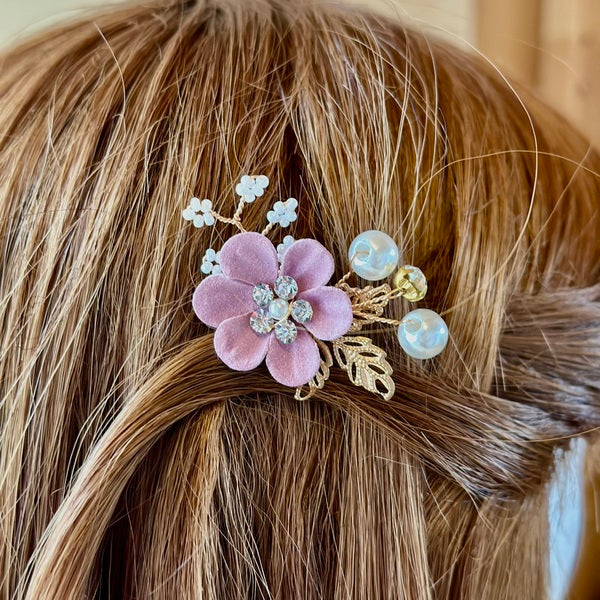 barrette cheveux mariage fleurs, barrette fleur, accessoire cheveux, fleur cheveux, peigne fleur, accessoire cheveux mariage, accessoire mariage, accessoire petite fille, accessoire fleur, fleur rose, accessoires rose cheveux, fleurs roses cheveux, barrette cheveux femme, barrette cheveux fille, barrette mariage femme, barrette mariage dorée, accessoire cheveux 44, barrette cheveux 44, barrette tendance 2022