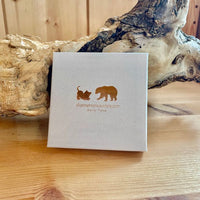 BIJOUX LOVE c'est l'élégance et la finesse personnalisée dans un coffret écrin de 13x13cm pour que ton cadeau soit prêt à offrir. Nous avons réalisé un doublé, un bracelet maillon fin monté d'une pièce Love puis un autre bracelet de maillons cubains. Le cadeau femme idéal. Bijoux Love, c'est LA Tendance du moment travaillée avec soin jusqu'à la présentation.