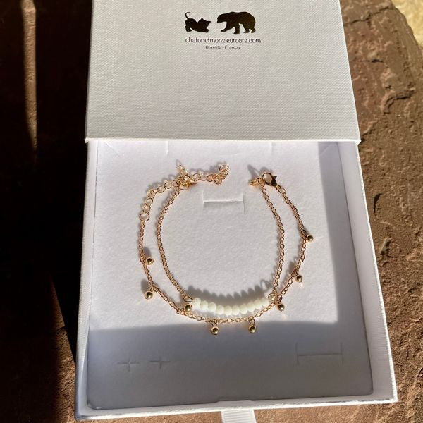 BIJOUX FOREVER c'est l'élégance et la finesse personnalisée dans un coffret écrin de 13x13cm pour que ton cadeau soit prêt à offrir.  Nous avons réalisé un doublé, un bracelet maillons et pierres naturelles taillées blanches puis un autre bracelet de maillons très fin avec des charms ronds.  Bijoux Forever, c'est LA Tendance du moment travaillée avec soin jusqu'à la présentation.