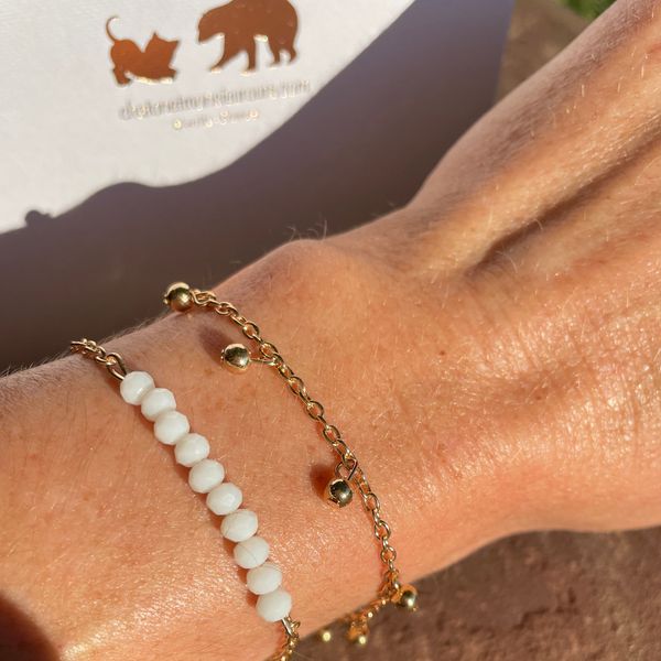 BIJOUX FOREVER c'est l'élégance et la finesse personnalisée dans un coffret écrin de 13x13cm pour que ton cadeau soit prêt à offrir.  Nous avons réalisé un doublé, un bracelet maillons et pierres naturelles taillées blanches puis un autre bracelet de maillons très fin avec des charms ronds.  Bijoux Forever, c'est LA Tendance du moment travaillée avec soin jusqu'à la présentation.