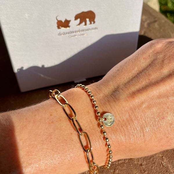 BIJOUX LOVE c'est l'élégance et la finesse personnalisée dans un coffret écrin de 13x13cm pour que ton cadeau soit prêt à offrir.  Nous avons réalisé un doublé, un bracelet maillon fin monté d'une pièce Love puis un autre bracelet de maillons cubains.  Le cadeau femme idéal.  Bijoux Love, c'est LA Tendance du moment travaillée avec soin jusqu'à la présentation.