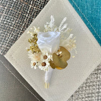boutonnière - boutonnière mariage - boutonnière champêtre - boutonnière homme - boutonniere fleurs sechees - boutonnière marié - mariage boheme homme - accessoire mariage - accessoire mariage homme - mariage boheme - mariage boheme chic - mariage bohème champêtre - mariage bohème chic homme boutonnière blanche boutonnière beige boutonnière or