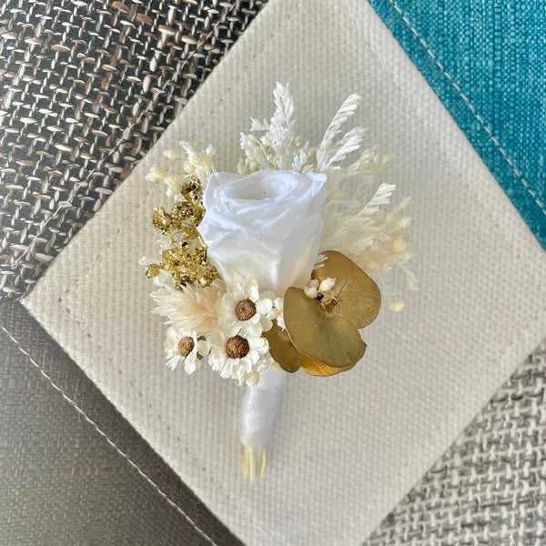 boutonnière - boutonnière mariage - boutonnière champêtre - boutonnière homme - boutonniere fleurs sechees - boutonnière marié - mariage boheme homme - accessoire mariage - accessoire mariage homme - mariage boheme - mariage boheme chic - mariage bohème champêtre - mariage bohème chic homme boutonnière blanche boutonnière beige boutonnière or