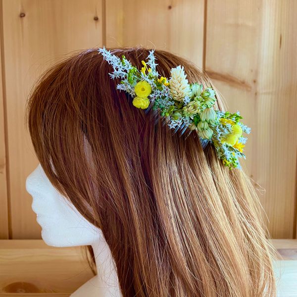 Le Peigne Chloé de Chaton et Monsieur Ours est un accessoire pour les cheveux  réalisé main dans notre Atelier situé proche de Biarritz, il est composé de Statice Tatarica, Bloom-broom vert deux nuances, Immortelles du Var jaune soleil, Phalaris et Asters