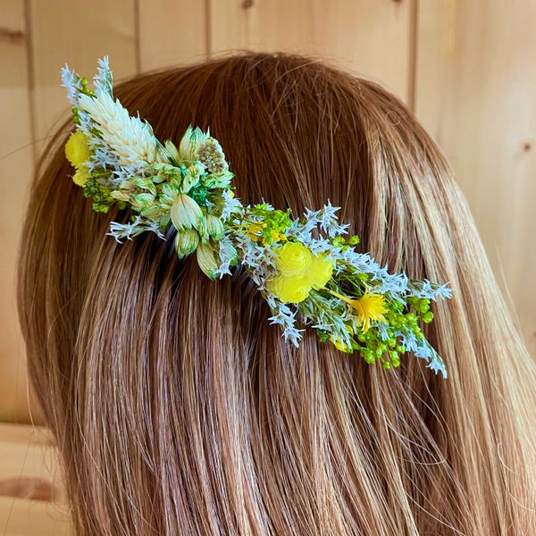 Le Peigne Chloé de Chaton et Monsieur Ours est un accessoire pour les cheveux  réalisé main dans notre Atelier situé proche de Biarritz, il est composé de Statice Tatarica, Bloom-broom vert deux nuances, Immortelles du Var jaune soleil, Phalaris et Asters