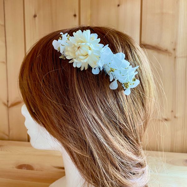 Le Peigne Bohème en Or de Chaton et Monsieur Ours est un accessoire pour les cheveux  réalisé main et composé d'Hortensia blanche, de Lagurus et Phalaris ainsi que d'Immortelles du Var dans les tons blanc et beige. Des feuille d'Eucalyptus baby et du Gypsophile Or