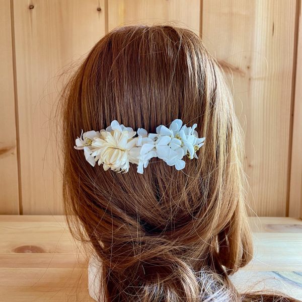 Le Peigne Bohème en Or de Chaton et Monsieur Ours est un accessoire pour les cheveux  réalisé main et composé d'Hortensia blanche, de Lagurus et Phalaris ainsi que d'Immortelles du Var dans les tons blanc et beige. Des feuille d'Eucalyptus baby et du Gypsophile Or