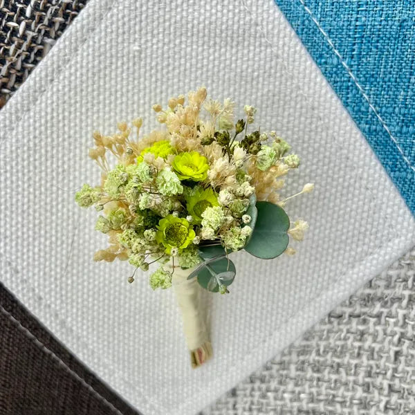 Uniques et façonnées avec soin dans notre Atelier proche de Biarritz, les Boutonnières en fleurs séchées par Chaton et Monsieur Ours sont le complément parfait pour vos accessoires de mariag