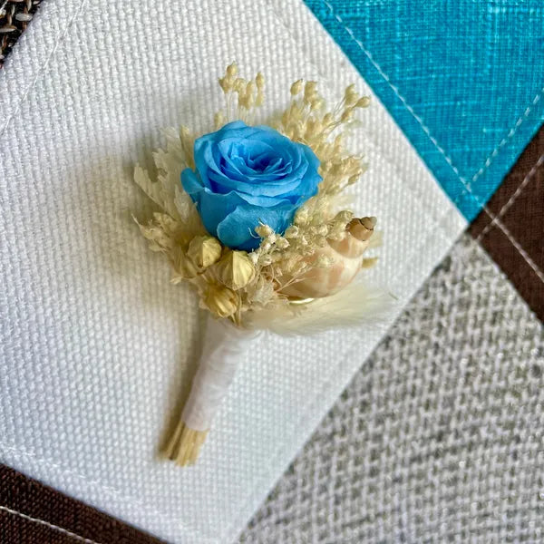 Uniques et façonnées avec soin dans notre Atelier proche de Biarritz, les Boutonnières en fleurs séchées par Chaton et Monsieur Ours sont le complément parfait pour vos accessoires de mariag