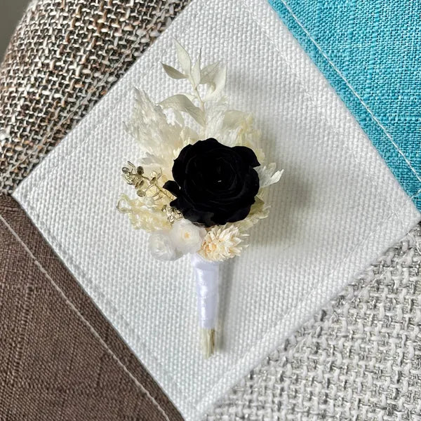 Uniques et façonnées avec soin dans notre Atelier proche de Biarritz, les Boutonnières en fleurs séchées par Chaton et Monsieur Ours sont le complément parfait pour vos accessoires de mariag