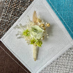boutonnière - boutonnière mariage - boutonnière champêtre - boutonnière homme - boutonniere fleurs sechees - boutonnière marié - mariage boheme homme - accessoire mariage - accessoire mariage homme - mariage boheme - mariage boheme chic - mariage bohème champêtre - mariage bohème chic homme boutonnière boheme boutonniere vert beige boutonniere vert pastel boutonnière vert