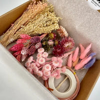 Chaton et Monsieur Ours t'a confectionné une BOX DIY en Fleurs séchées pour créer de Jolies Couronnes selon tes envies. Tu veux plus de couleurs ? Ajoutes-en autant que tu le souhaites avec nos Mini Bouquets Complément 