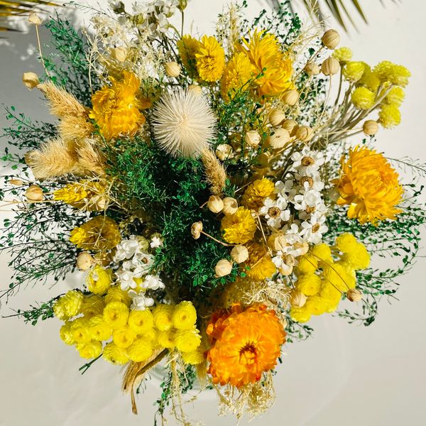 Bouquet de fleurs séchées, fleurs séchées, fleurs séchées jaunes, décoration, intérieur, chaton et monsieur ours