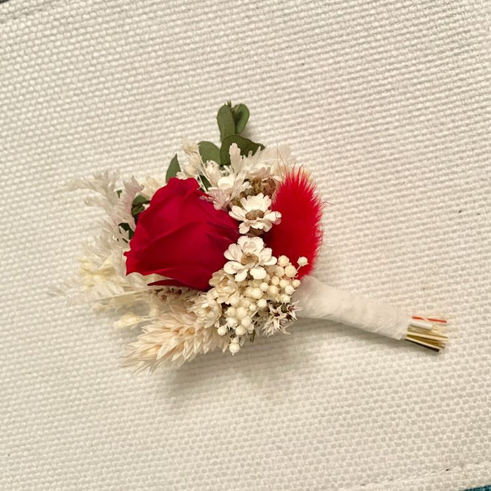 boutonnière - boutonnière mariage - boutonnière champêtre - boutonnière homme - boutonniere fleurs sechees - boutonnière marié - mariage boheme homme - accessoire mariage - accessoire mariage homme - mariage boheme - mariage boheme chic - mariage bohème champêtre - mariage bohème chic homme boutonnière boheme boutonniere rouge boutonniere blanche boutonnière rouge