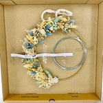 L'idée cadeau parfaite , que ce soit pour une naissance, pour un anniversaire ou juste pour le plaisir ! Une jolie couronne avec ses teintes tendances, idéale pour une décoration murale  de chambre adultes et enfants, salon ou en décoration pour un mariage et bien d'autres événements.