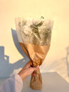 Bouquet de fleurs séchées, Bohème blanc de Chaton et Monsieur Ours situé proche de Biarritz en France Création  Modifier le texte alternatif