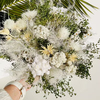Bouquet de fleurs séchées, Bohème blanc de Chaton et Monsieur Ours situé proche de Biarritz en France Création  Modifier le texte alternatif